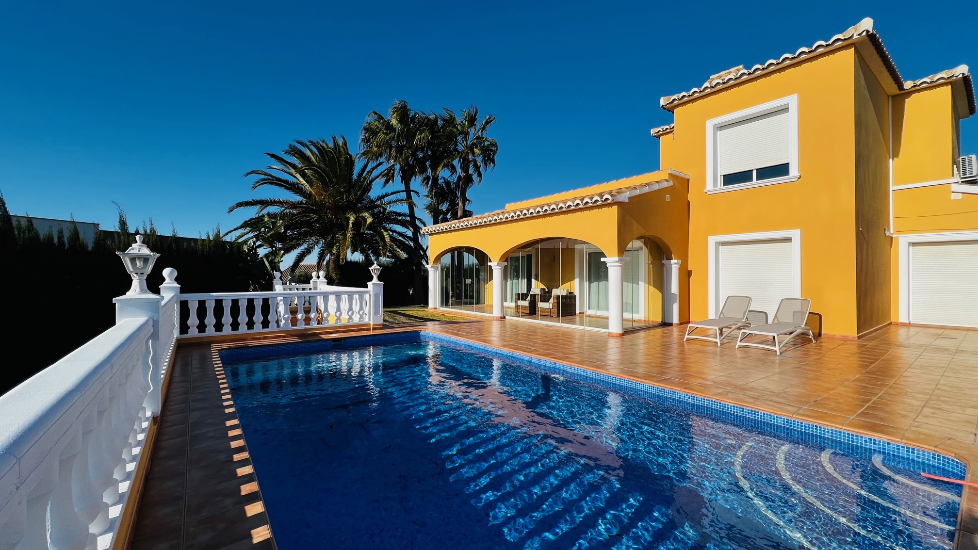 Venta villa mediterránea con vistas al mar en la Cumbre del Sol con 3 dormitorios y piscina privada