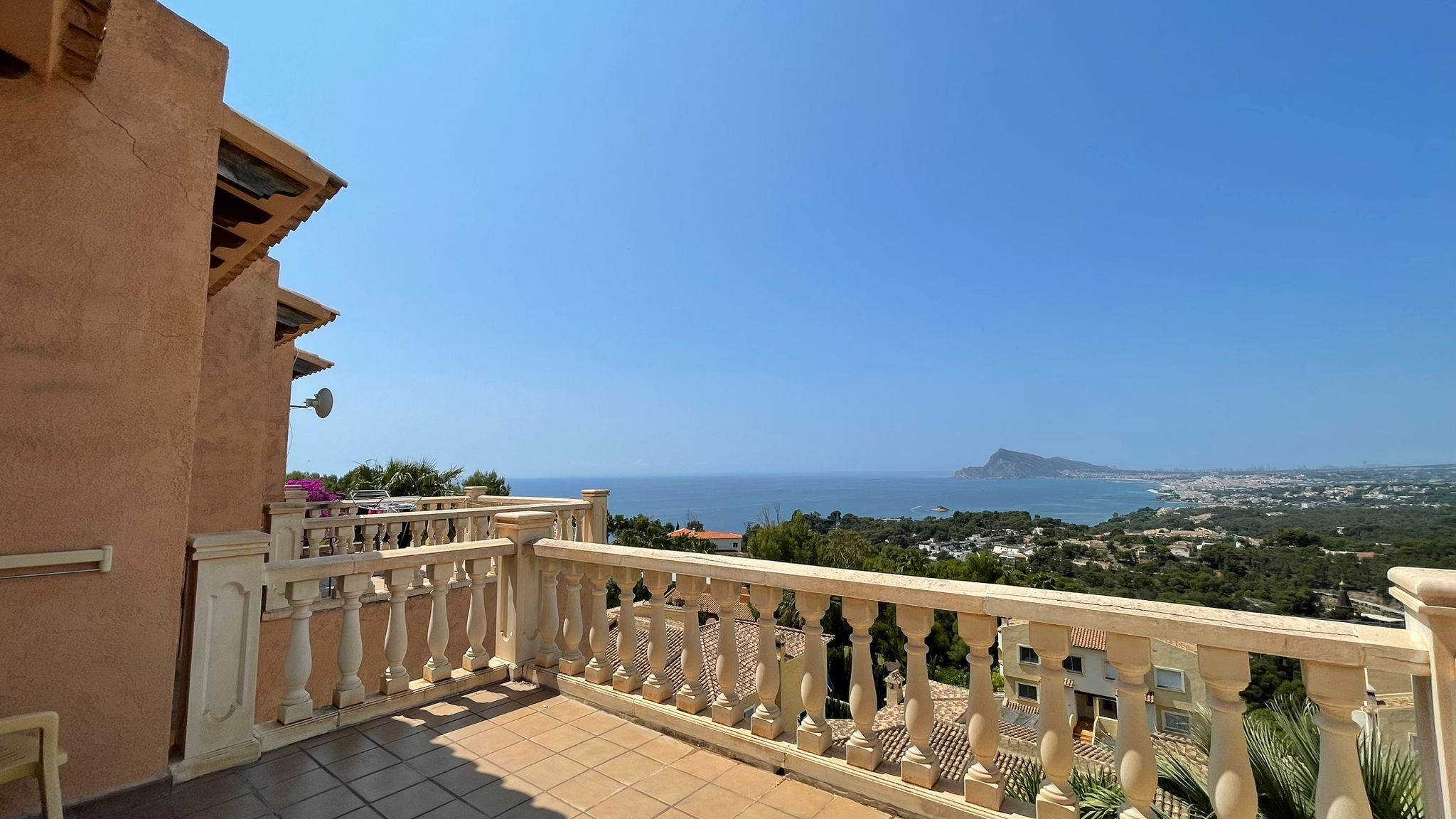 Bungalow de 4 dormitorios y 3 baños con vistas al mar en Altea-Hills, Residencial Montecarlo. Zona consolidada y muy tranquila de la urbanización.