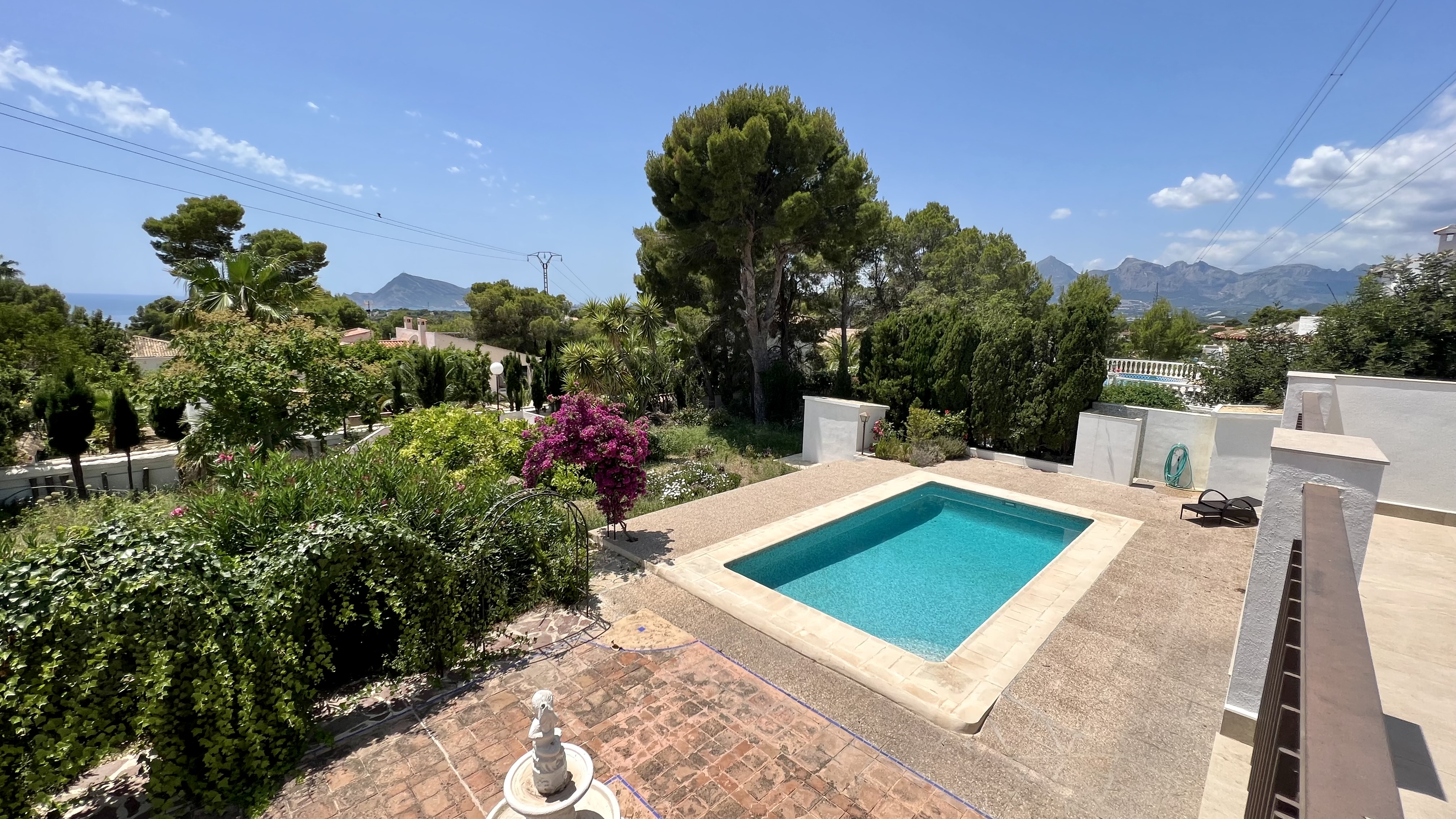 Villa en venta en Altea con 6 dormitorios y 4 baños con piscina, vistas al mar y montaña