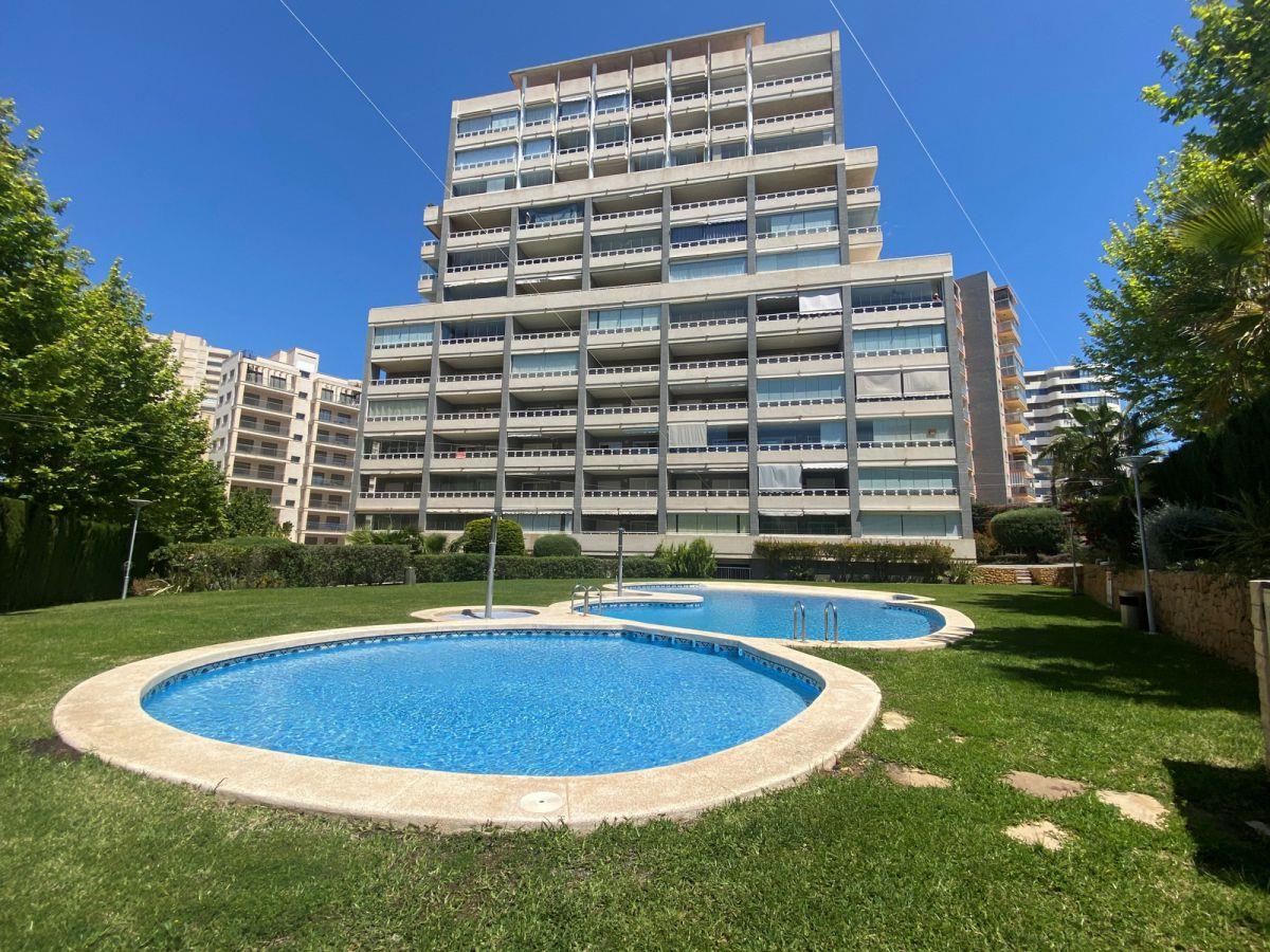 Apartamento de 1 dormitorio en Calpe con bonitas vistas al jardín y piscina comunitarios y garaje incluido en el precio. 