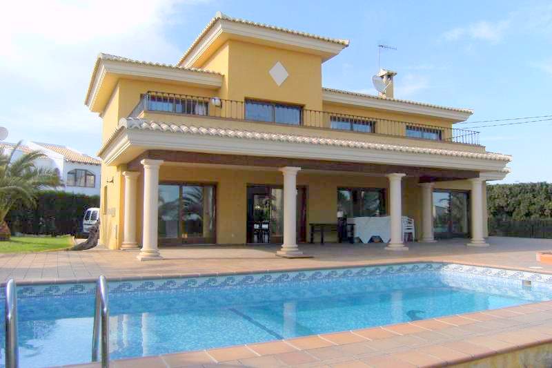 Villa for sale with 6 bedrooms, 4 bathrooms, kitchen, terraces and a garden with BBQ area and swimming pool. Close to the beach and the center of Calpe.