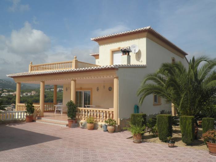 À vendre villa à Calpe dans un quartier résidentiel avec 5 chambres et 3 salles de bains, garage et parking.