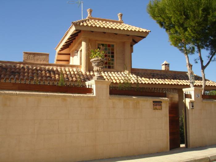 Complexe à côté des écoles et des autres services. La maison est très jolie et spacieuse. Beaucoup d´extras. Maison de 400 m2, avec 4 chambres et 4 salles de bains, terrain de 1200 m2.