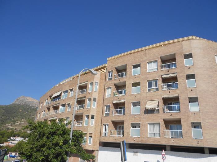 Prachtige penthouse gunstig gelegen in Calpe, dicht bij scholen, supermarkten, etc. Het heeft 3 slaapkamers en garage en berging.