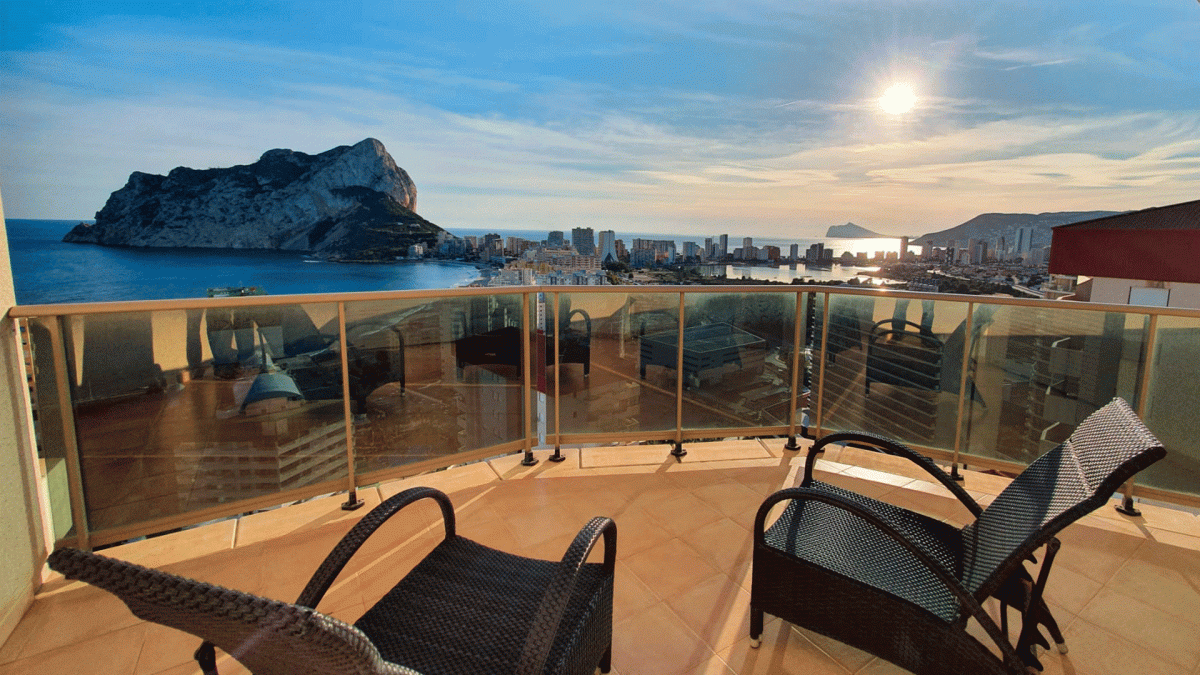 Penthouse in Calpe with views, 3 double bedrooms, air conditioning and central heating, garage and Communal pool with children area.
