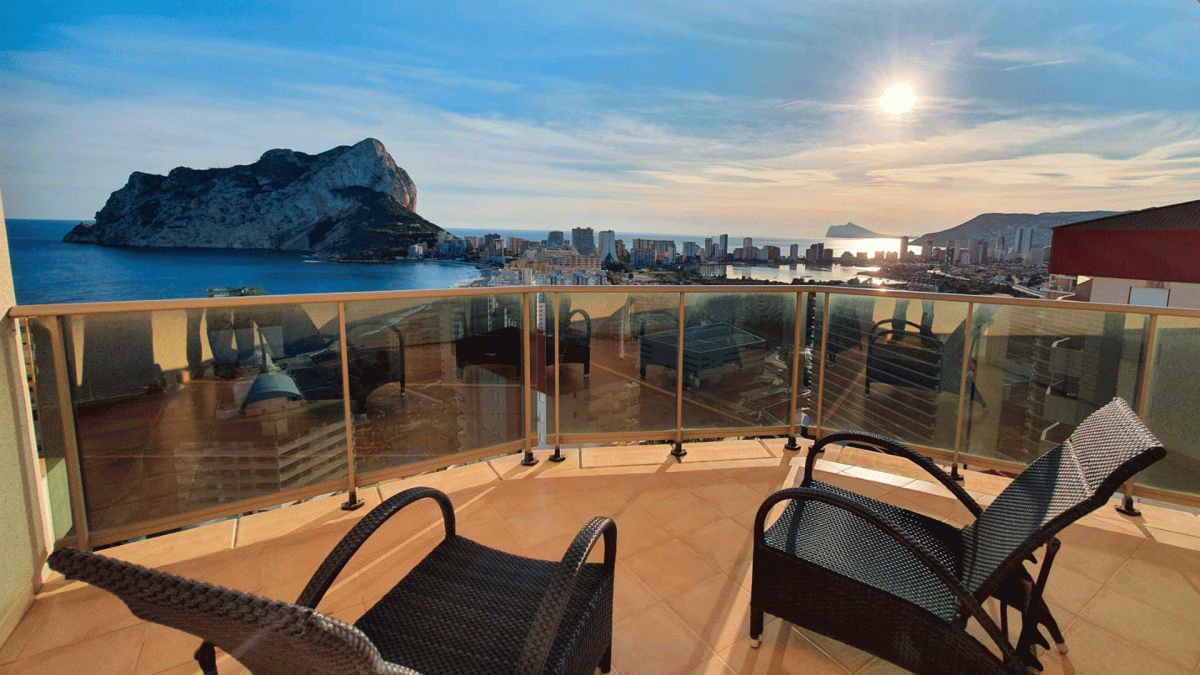 Ático en Calpe con vistas al mar y al Peñón. 3 dormitorios dobles. Dispone de puerta de seguridad blindada, garaje y piscina comunitaria.