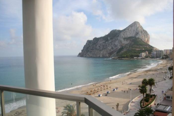 front line apartment for sale in Calpe with 2 bedrooms and 2 badrooms. With swimming pool and views to sea. 