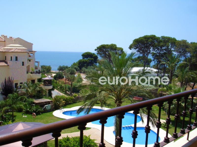 Appartement de deux chambres et deux salles de bains dans le complexe de luxe Villa Gadea, avec belles piscines et deux sortie directes à la plage.