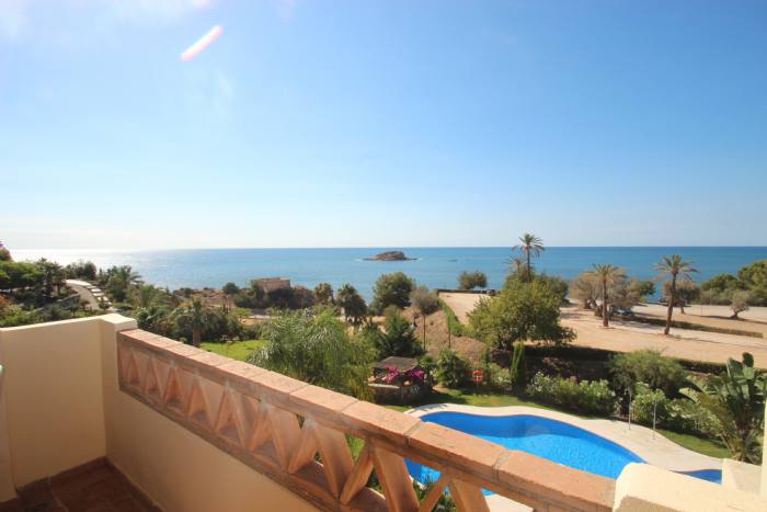 Spectacular apartment for sale with 4 bedrooms in Villa Gadea, wonderful sea and bay of Altea views. Private urbanization with 24h security, gardens, swimming pools and direct access to the beach