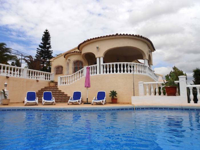 À vendre villa 6 chambres, renovée avec une garage, des arbres fruitiers et de vues sur la mer et Peñón de Calpe.