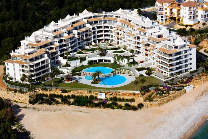 Complexe de luxe situé sur la première ligne de la mer avec accès direct à la plage. Specieuses zones de relaxation, 3 piscines extérieures, avec éclairage de nuit, vues sur la mer et spa de 14m2.