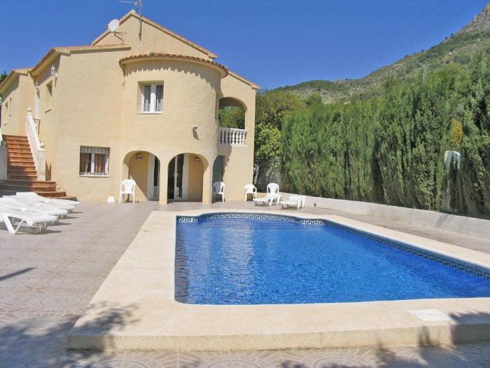 Villa de 6 chambres  avec un terrain de 880m2, sur deux étages, avec une grande piscine et une terrasse, dans un quartier calme.