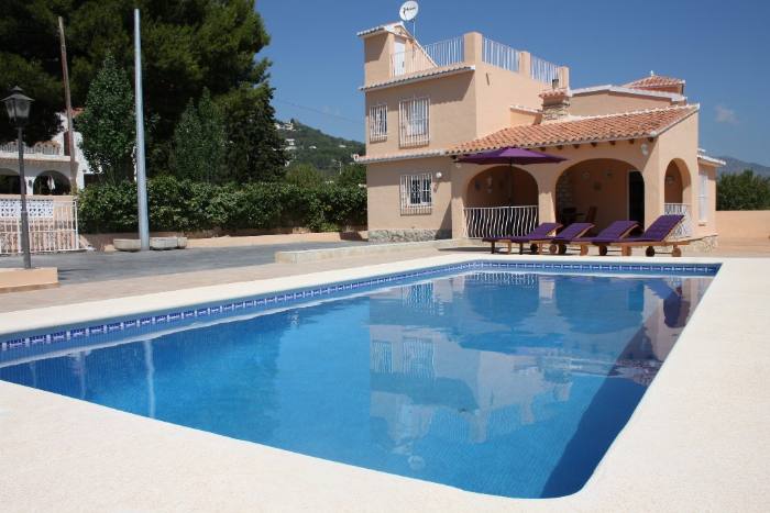 Villa à Calpe avec 5 chambres, 2 salles de bains, 2 étages, gran piscine et de vue sur le Peñón de Ifach.