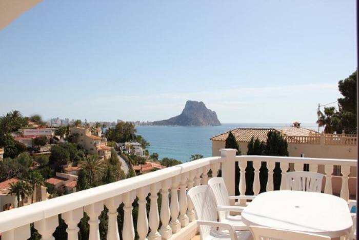 Villa en dos plantas, 4 dormitorios dobles con espectaculares vistas al mar y al Peñon de Ifach, piscina con terraza, barbacoa y parking cubierto.