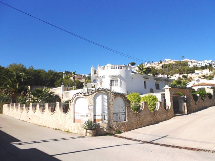 Casa construida en dos plantas, consta en total de 3 dormitorios, 3 baños, 2 salones y 2 cocinas.  En el sótano se encuentra una sauna, cocina, baño con ducha, bar y un salón.  Bonita zona exterior con piscina y jacuzzi, bonito jardín.  A unos 7 minutos en coche a la playa.