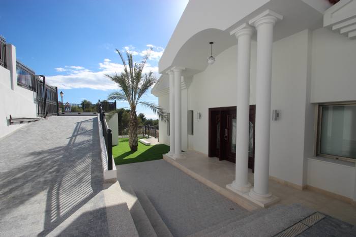 Superbe villa avec des vues sur la mer. Nouvelle villa avec des vues panoramiques sur la mer. La villa est située dans la prestigieux complexe d'Altea-Hills avec le service de sécurité 24 heures. 