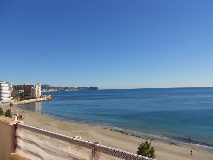 Appartement te koop in Calpe met prachtig uitzicht op zee, levante strand en de Peñon de Ifach. Met 3 slaapkamers en grote terras. 2 Garagen.