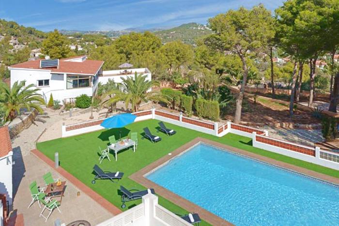 Villa met prachtig zeezicht te koop in Cucarres, Calpe, met 5 slaapkamers, recent gerenoveerd.