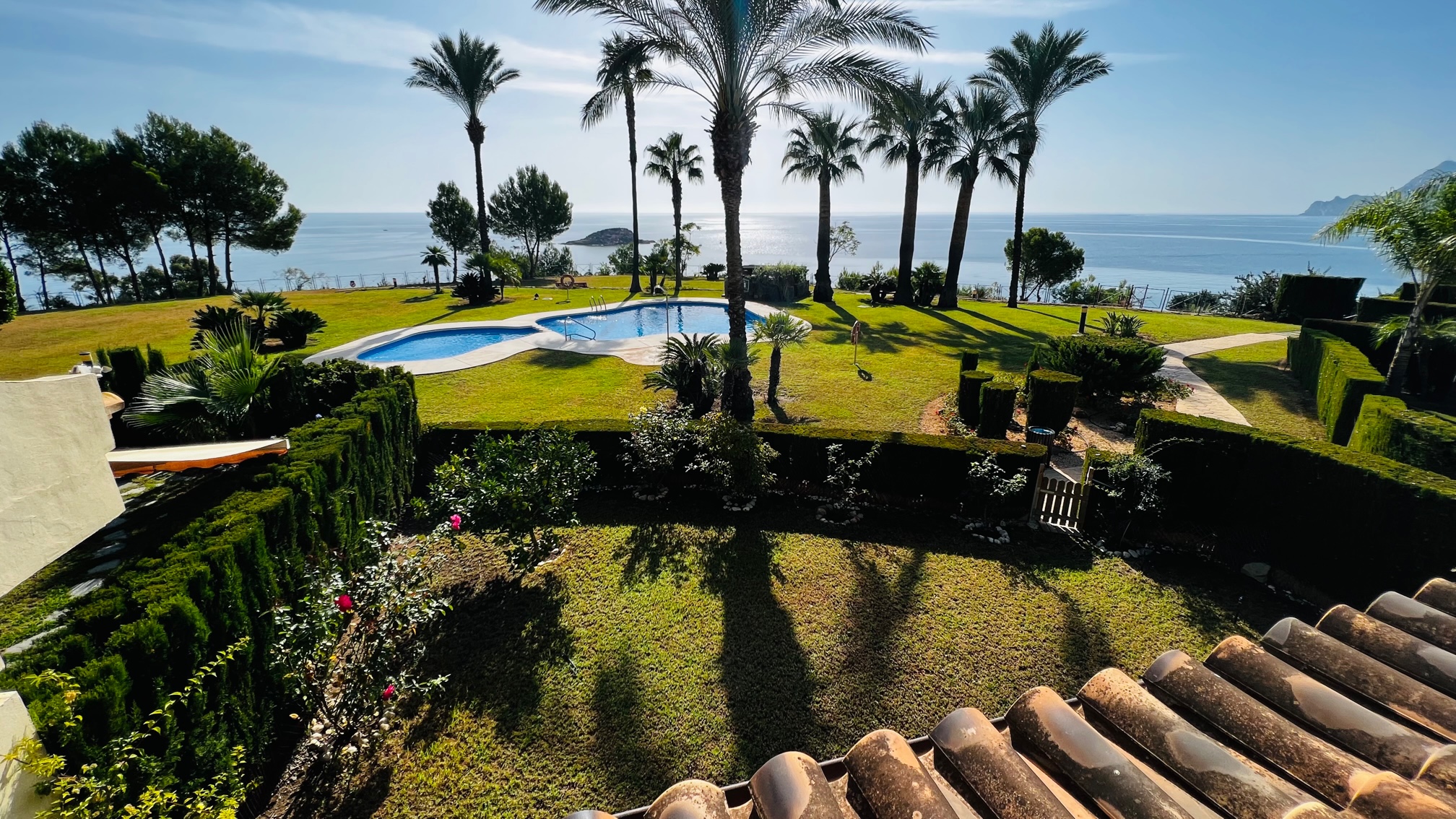 Bungalow de 4 dormitorios en primera línea de mar en urbanización Villa Gadea de Altea. Piscinas y preciosos jardines comunitarios.