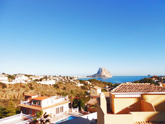 Te koop moderne bungalow met 4 slaapkamers in Calpe en uizicht op zee. In een rustige omgeving.