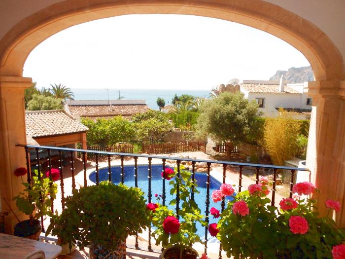 Villa in Calpe with private pool, located only 300 m from the sea. Villa with 6 bedrooms and 4 bathrooms.