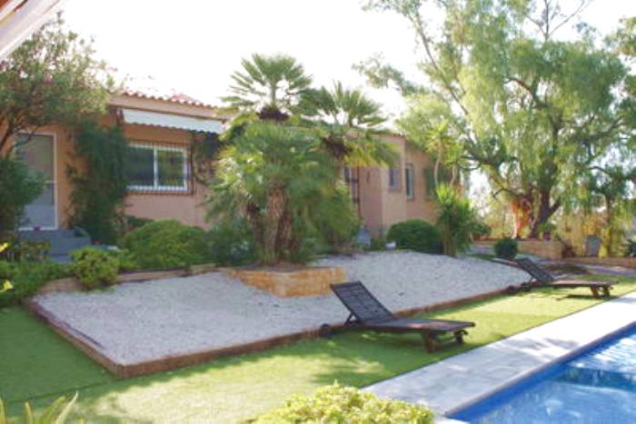 Acogedora casa de 4 dormitorios en una planta. Con gran jardín, piscina y varias terrazas