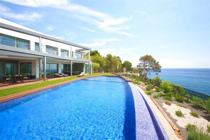 Villa moderne avec belles vues sur la baie d´Altea.
