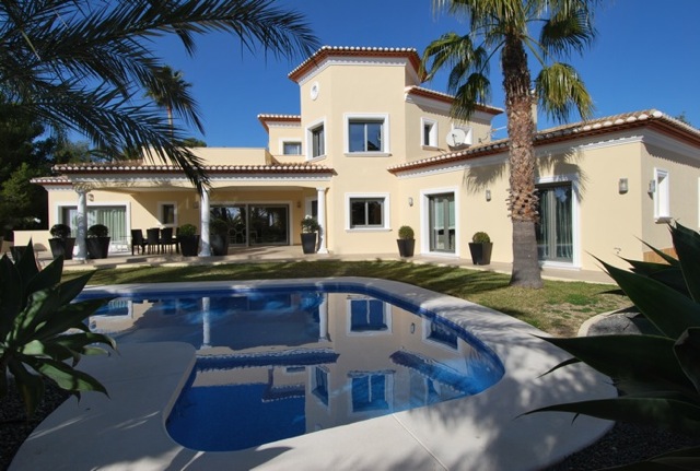 for sale new 4 bedroom villa on big plot and with a sea views