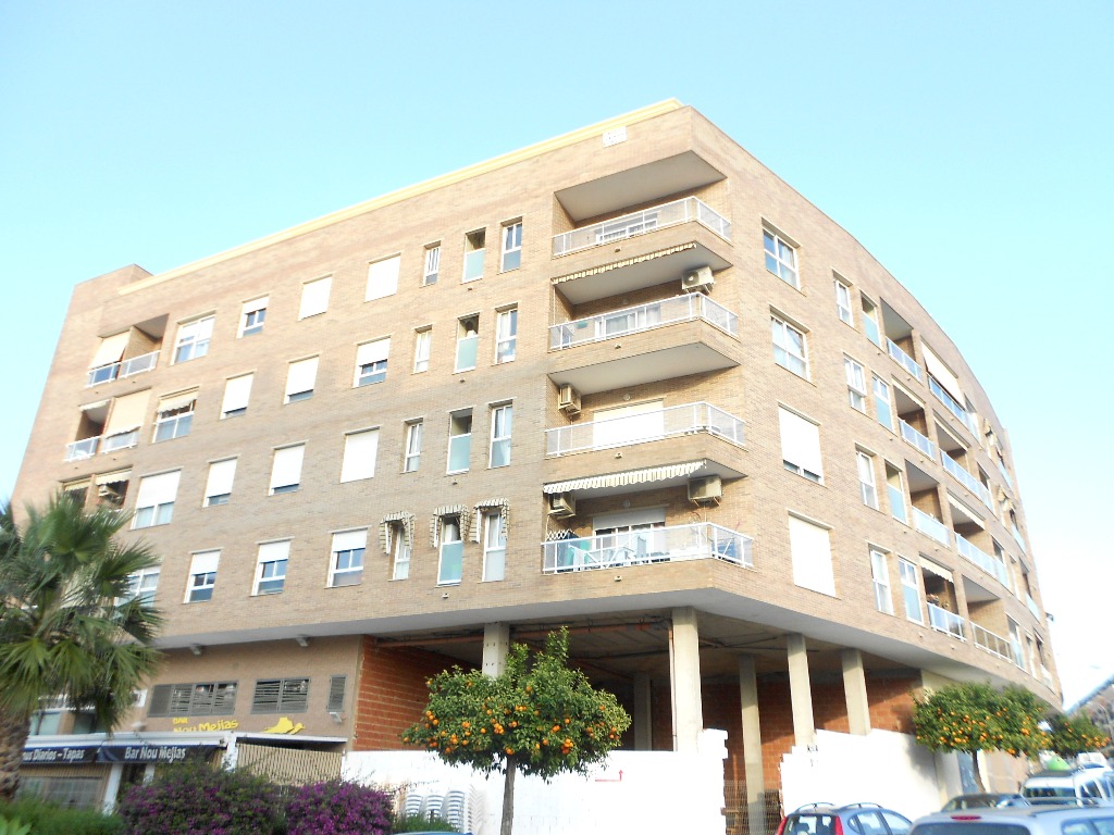 Appartement in Calpe met gedeeltelijk zicht op zee en de bergen. Met woon/eetkamer, ingerichte keuken, 4 slaapkamers, patio en 2 bergruimtes. 
