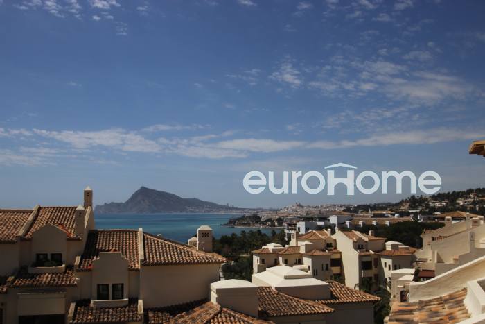 Excellent apartment, duplex penthouse type, with three bedrooms in Villa Gadea. Great quality, excellent location.