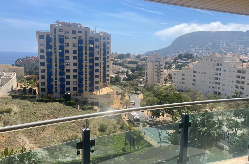 Apartamento de 3 dormitorios con vistas al mar. Edificio con jardines y piscina. Garaje incluido en el precio.