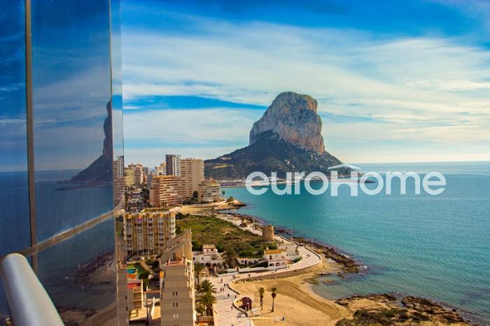 Ruim Daplex penthouse met uitzicht op zee en de Peaan de Ifach in de stad Calpe, 280m2 op twee verdiepingen met drie slaapkamers en twee terrassen.