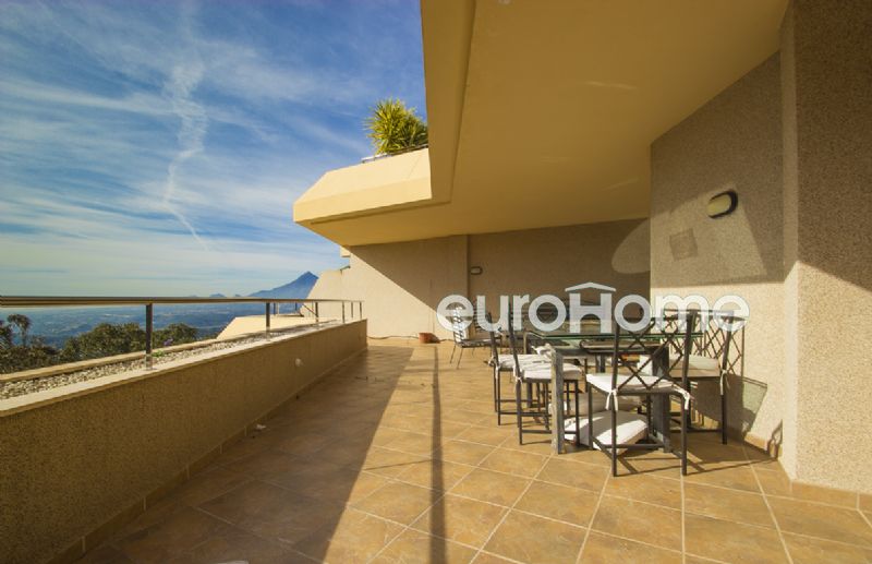 Het verkoopt appartement met twee slaapkamers en twee badkamers in Altea met uitzicht op zee en de bergen. Het omvat garage en berging.