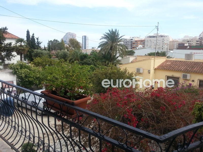 Gerenoveerde villa te koop in Calpe, met 9 slaapkamers en 3 badkamers. Met open zicht en nabij het centrum.