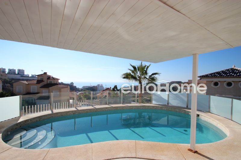 Villa for sale in Villajoyosa in the prestigious urbanization Montíboli 200 m from the beach. House with 5 bedrooms (3 main plus 2 of an independent apartment), 2 living rooms, 3 bathrooms and a toilet, with pre-installation of a / a and pellet stove for 2 floors.