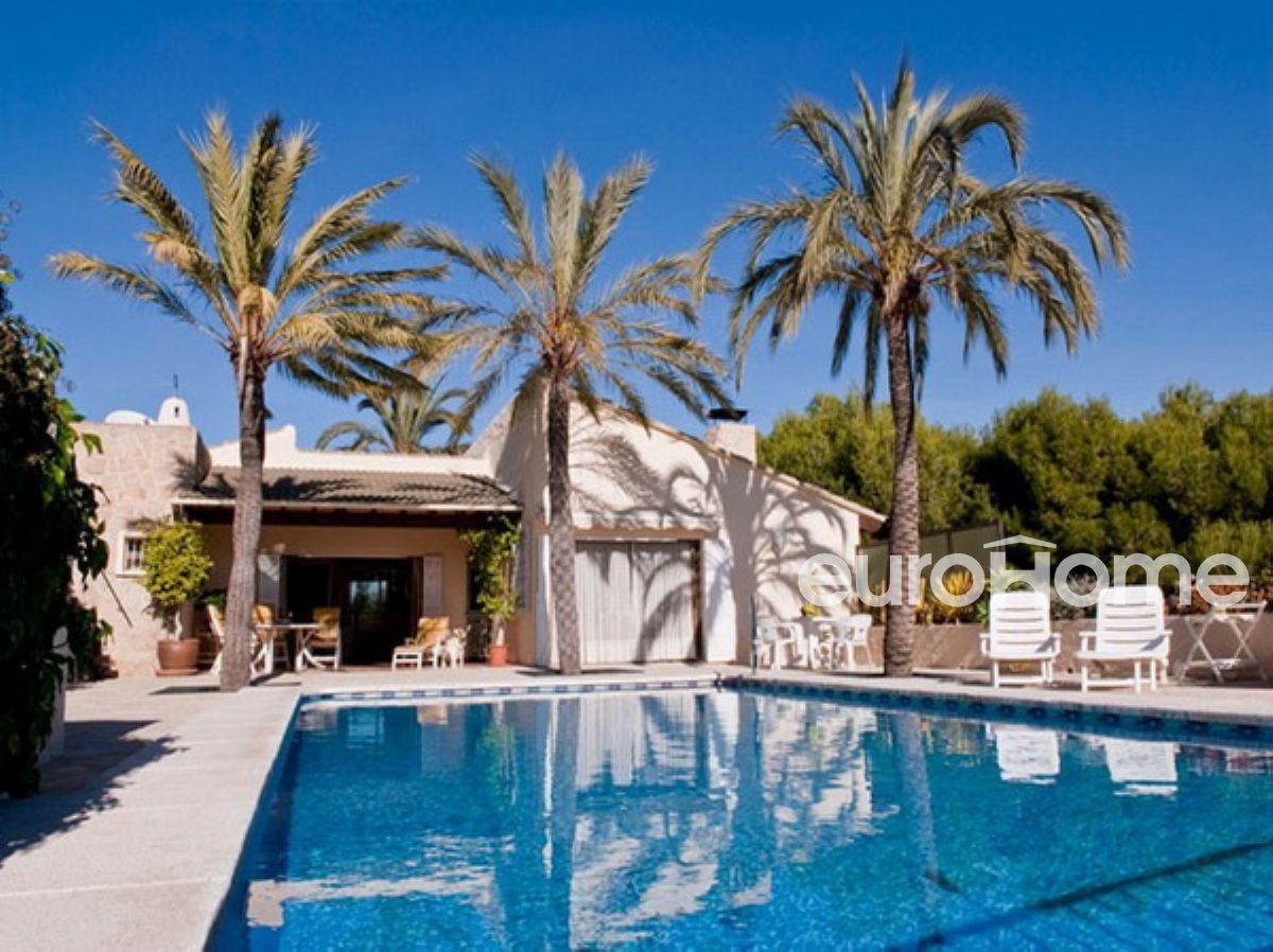 Grande villa de trois chambres et trois salles de bains avec  un appartement independent à vendre à La Nucia. Jolie piscine privée et beaux jardines.