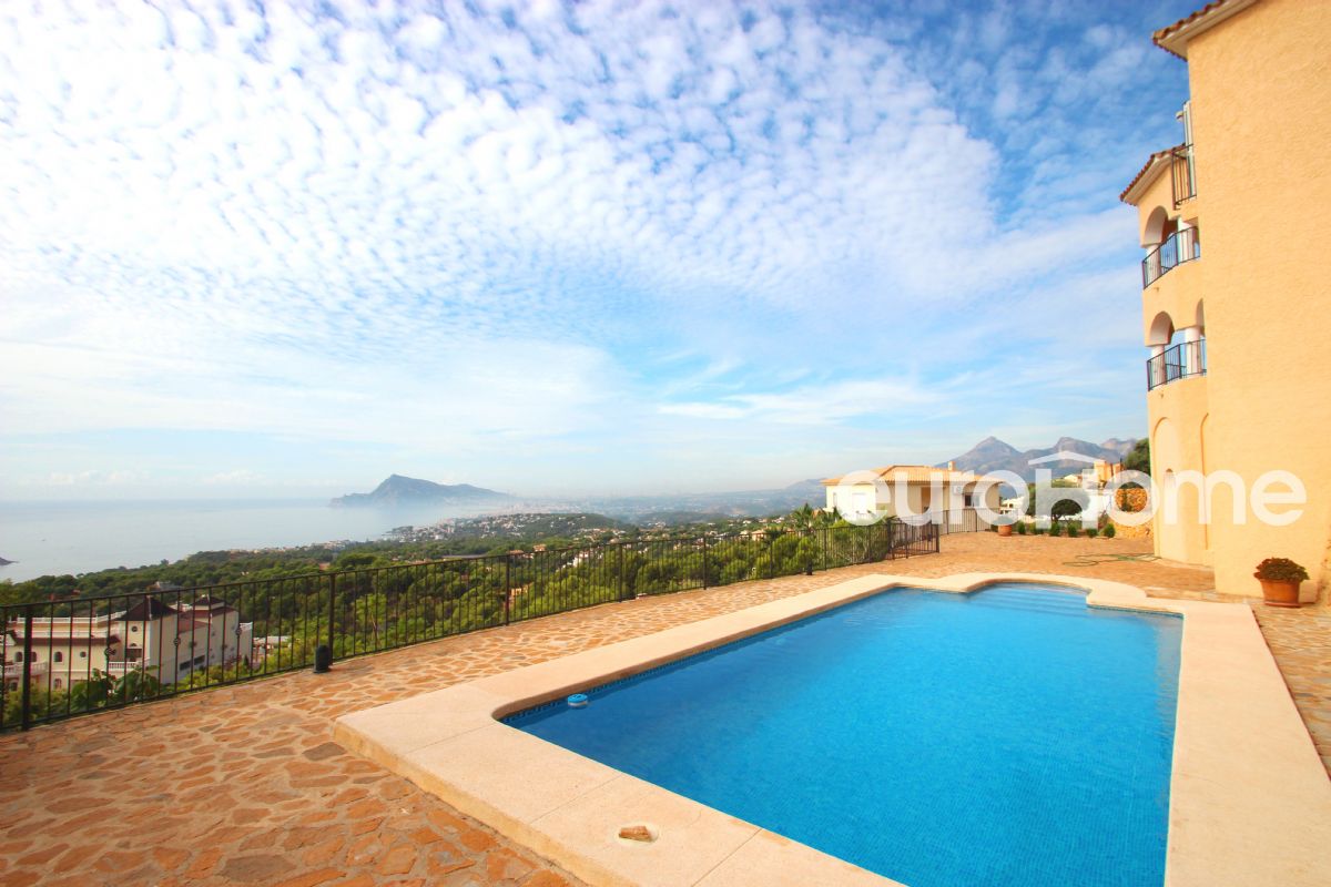 Hermosa villa de estilo mediterráneo con increíbles vistas al mar y toda la bahía de Altea, con 4 dormitorios, grandes terrazas y una fantástica piscina privada.  