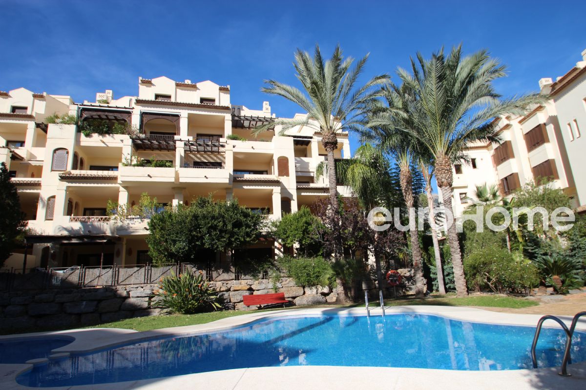 Apartment in Altea, in the luxury urbanization by the sea Villa Gadea. Two bedrooms and two bathrooms, one of them en suite.