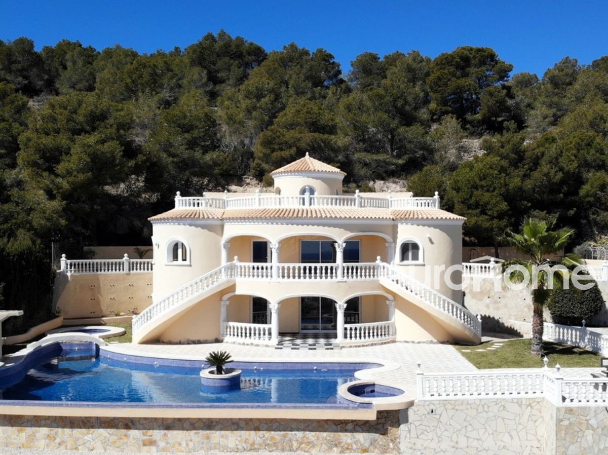 Gloednieuwe villa met 4 slaapkamers te koop in Calpe. Met fantastisch uitzicht van 220º en een prachtig overloopzwembad van 11 m x 23 m!
