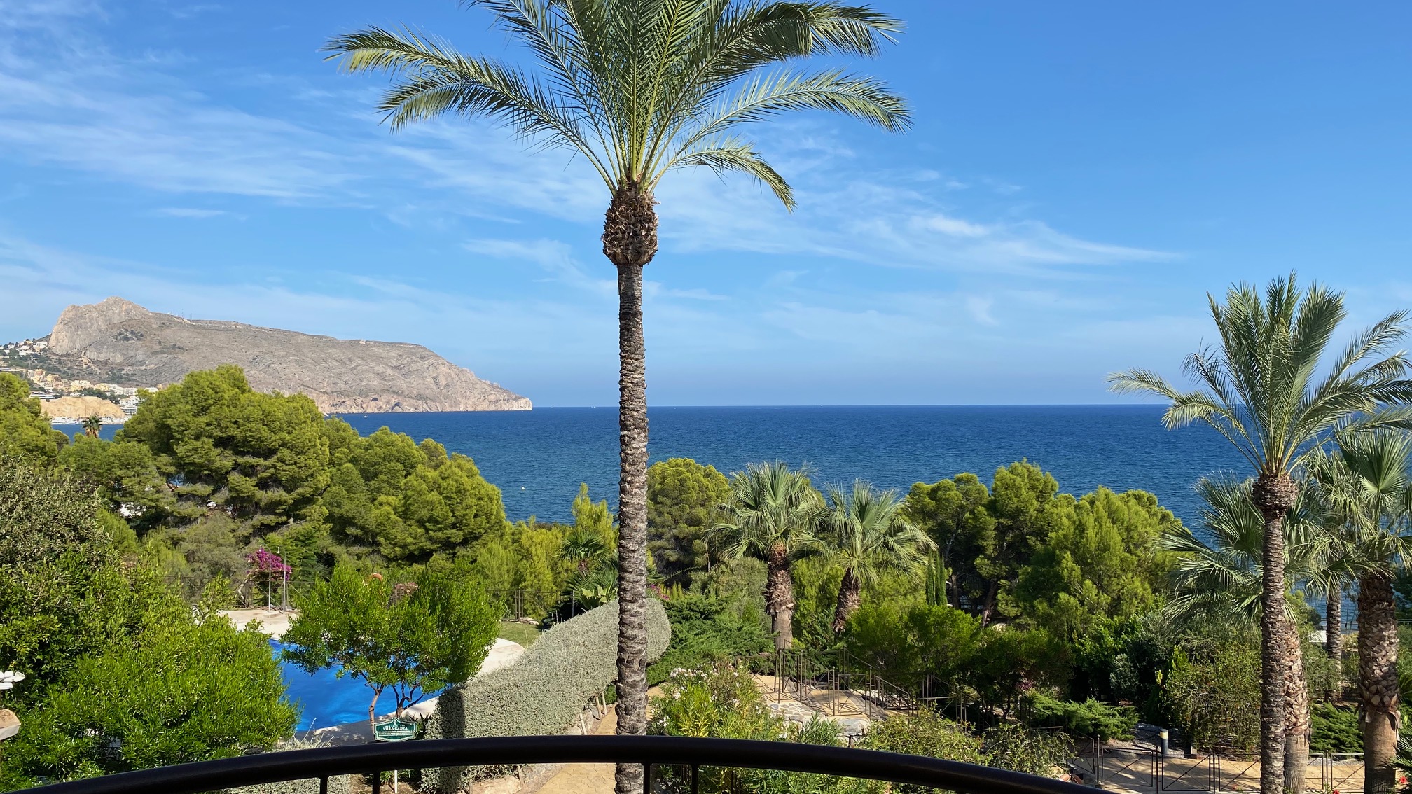 4 bedroom bungalow in luxury residential Villa Gadea next to the sea. First line and unbeatable views of the sea from the large terrace