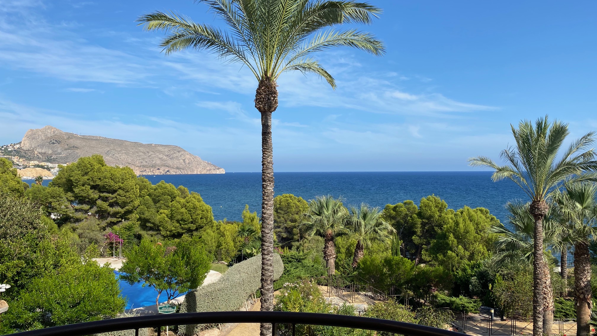 Prachtige bungalow in de luxe urbanisatie Villa Gadea, vlak aan het strand.Met 4 slaapkamers en drie badkamers. Prachtig terras met fantastisch zeezicht!