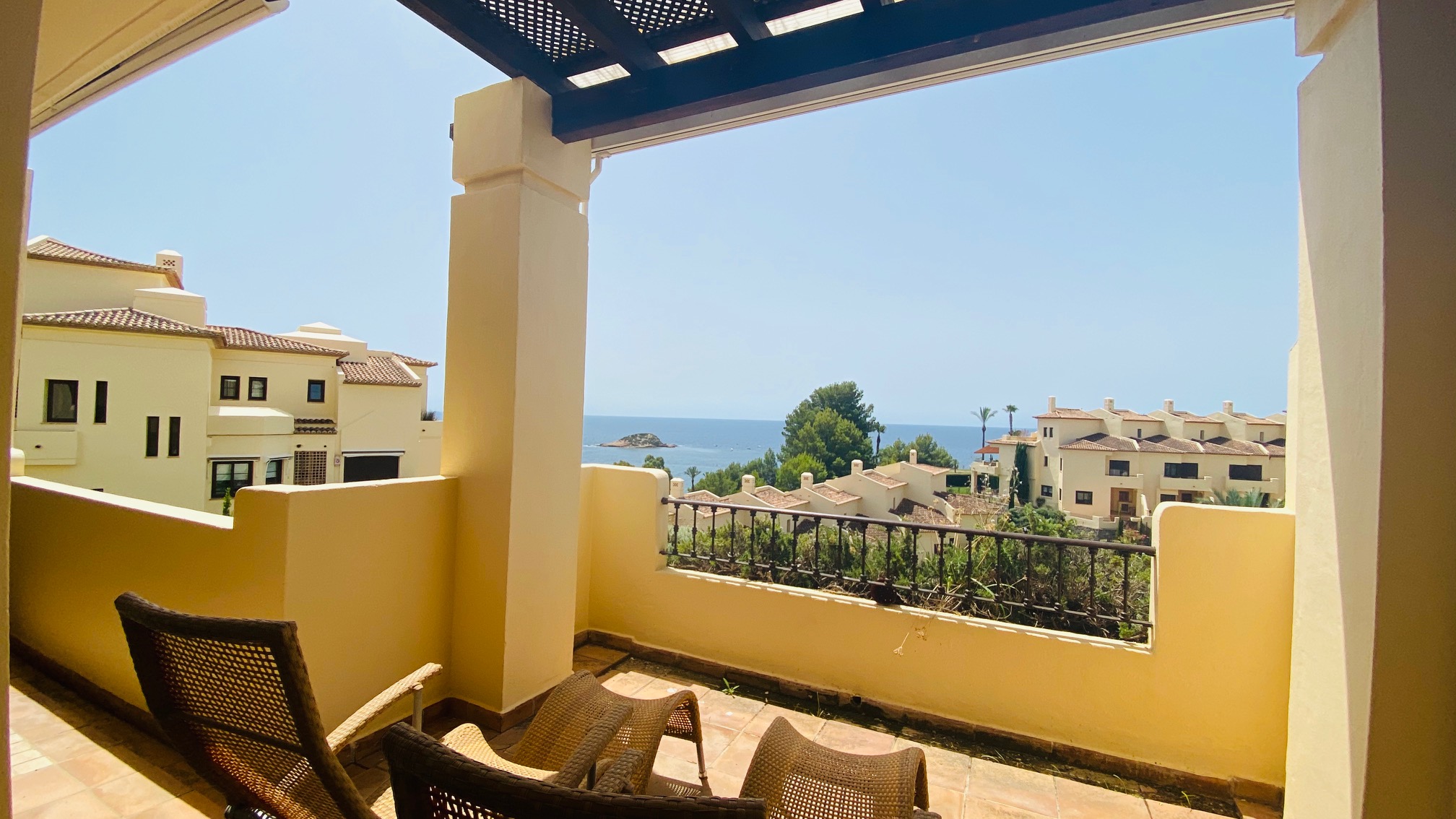 Apartment in residential Villa Gadea de Altea by the sea with two bedrooms and two full bathrooms. Large terrace with beautiful views. Pools and gardens.