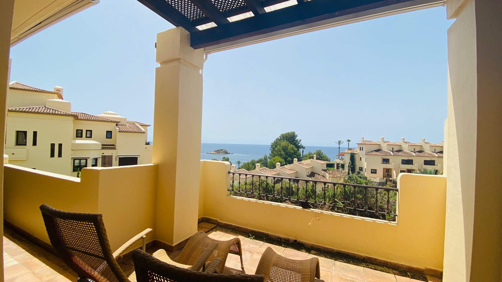 Apartamento en residencial junto al mar Villa Gadea de Altea con dos dormitorios y dos baños completos. Amplia terraza con preciosas vistas. Piscinas y jardines.