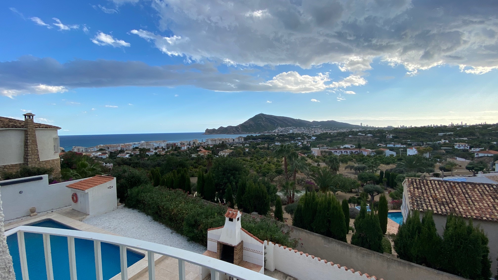 Villa en Altea de cuatro dormitorios y dos baños completos con unas inmejorables vistas a la bahía de Altea. Piscina privada. Cerca del mar y casco antiguo.