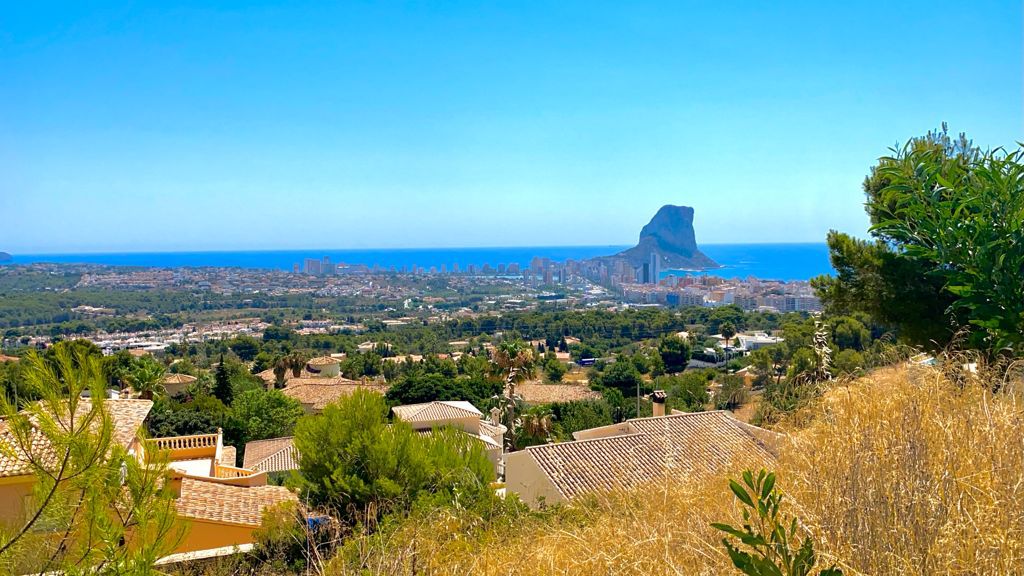 Parcelas recientemente urbanizadas situadas en un enclave único en la Sierra de Oltá en Calpe, con una orientación y vistas impresionantes