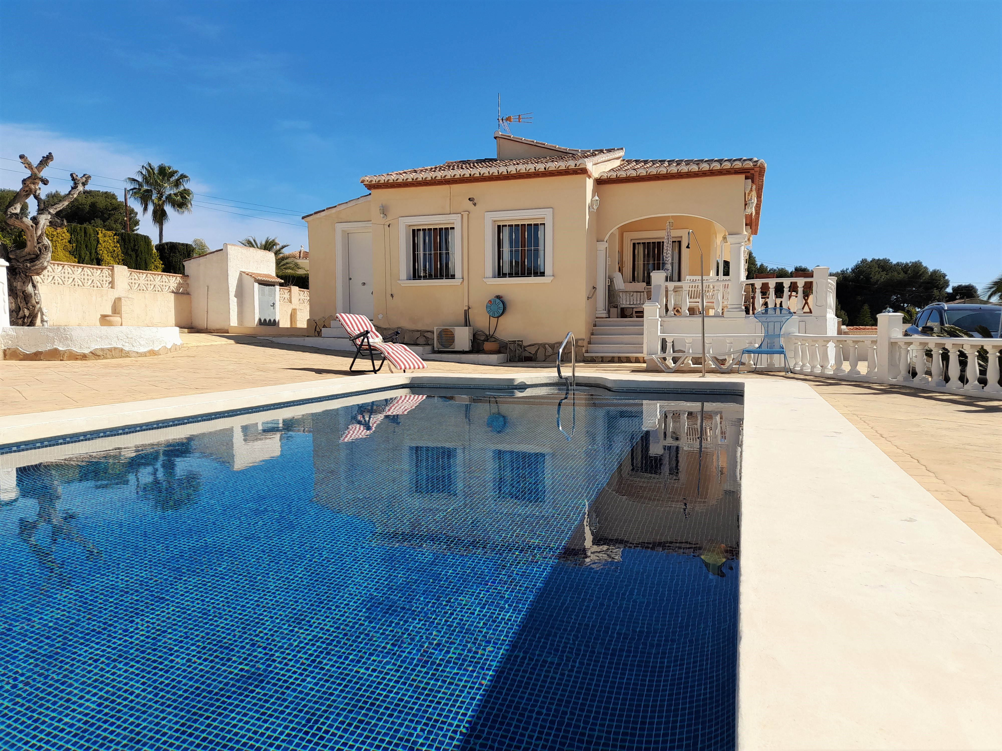 Prachtige villa met 3 slaapkamers en zwembad te koop in Gran Sol, Calpe. Alles op één niveau, instapklaar!