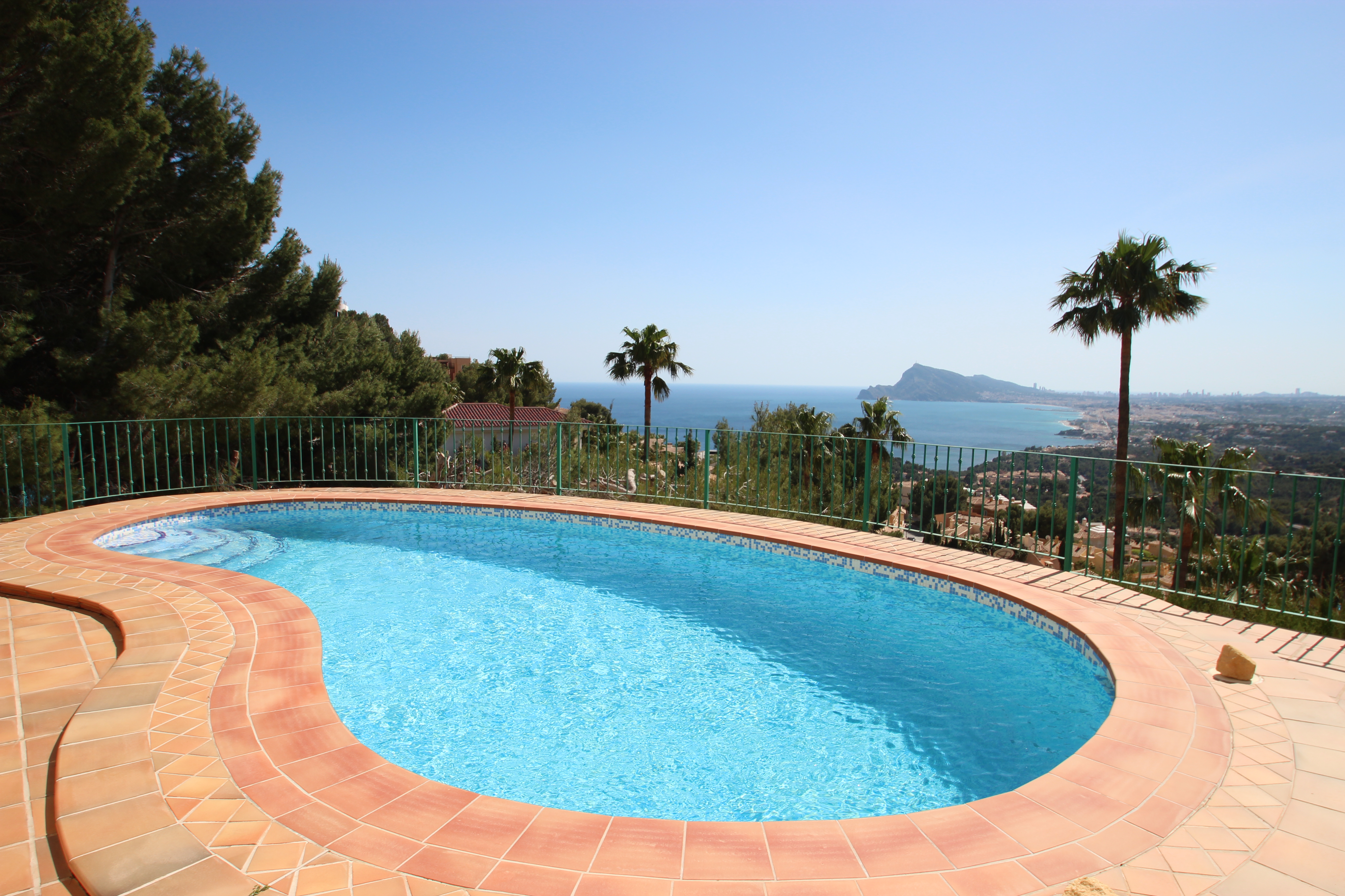Villa in Altea-Hills with spectacular sea views. Property with 4 bedrooms and 3 bathrooms, with gas heating, air conditioning, closed garage and private pool