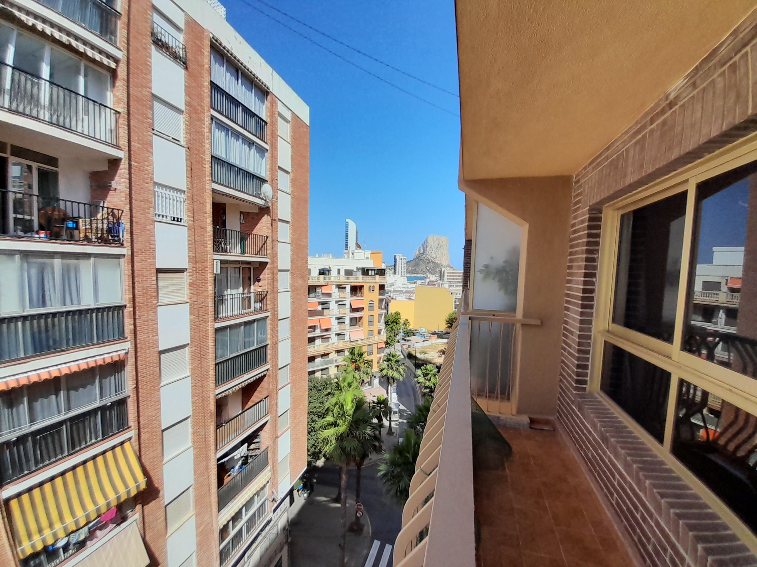Appartement met 3 slaapkamers te koop, gelegen in het centrum van Calpe in Edificio Aitana, wat renovatie nodig
