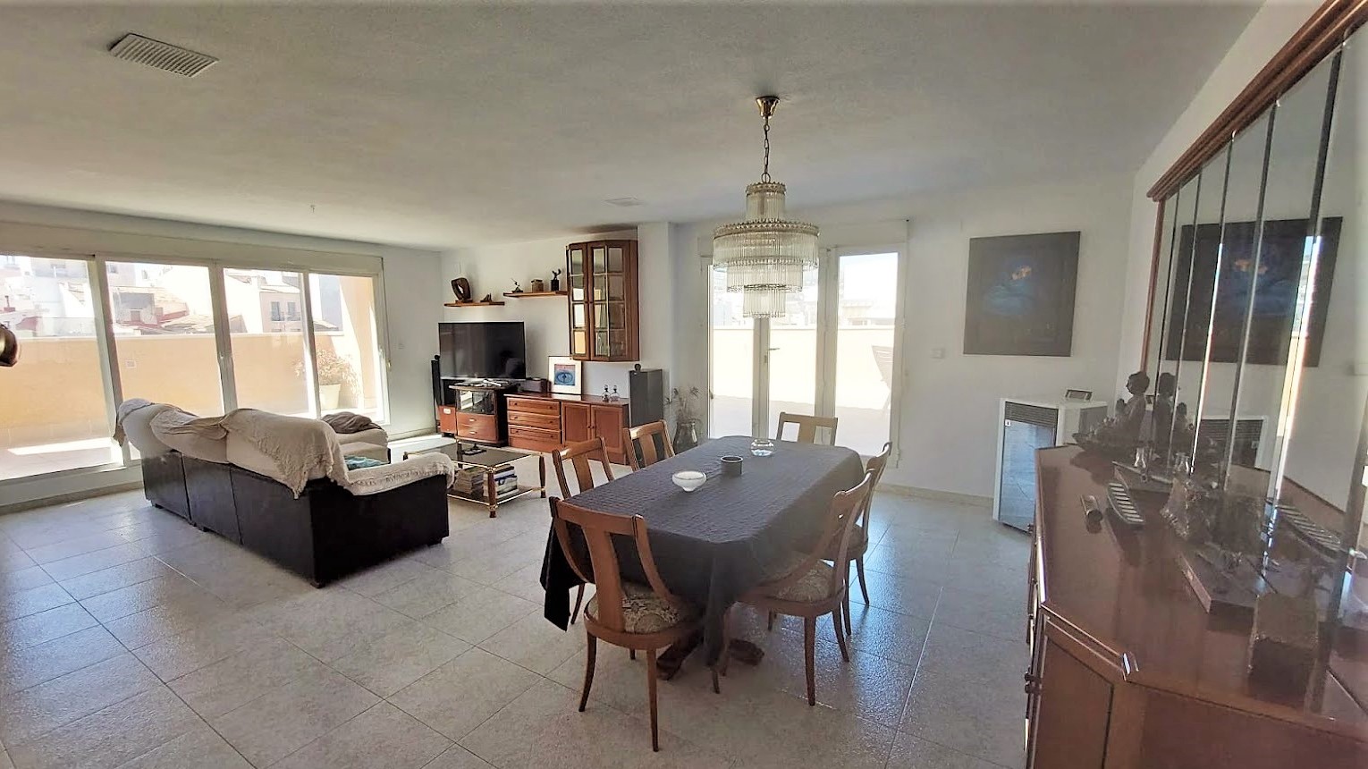 Appartement avec 5 chambres dans le centre de Calpe, très spacieux 245m2 et un autre 250m2 de terrasse avec barbecue. 