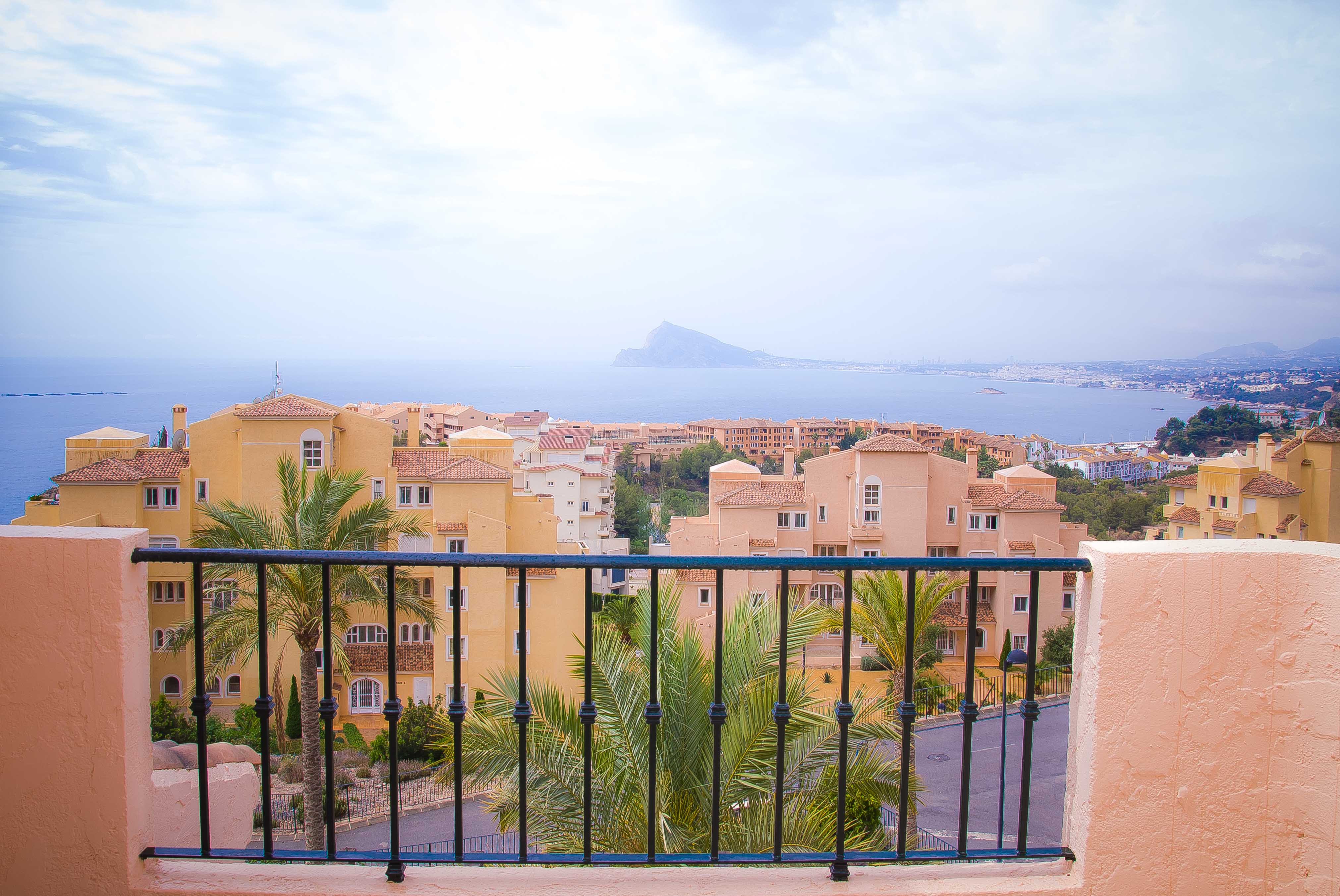 Apartamento ático dúplex de 3 dormitorios, 2 baños y espectaculares vistas al mar en Altea, en la zona de ;Mascarat. Urbanización con piscina y amplias zonas verdes 